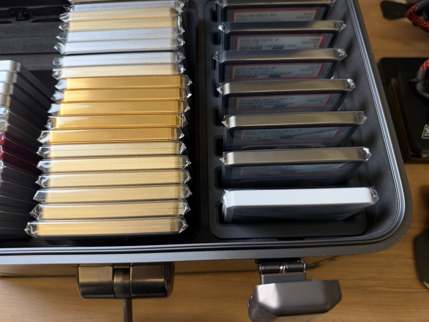 Interior of the Kalijoy K CASE with one row emptied of its tray on the left and a loaded eight-slab tray on the right.